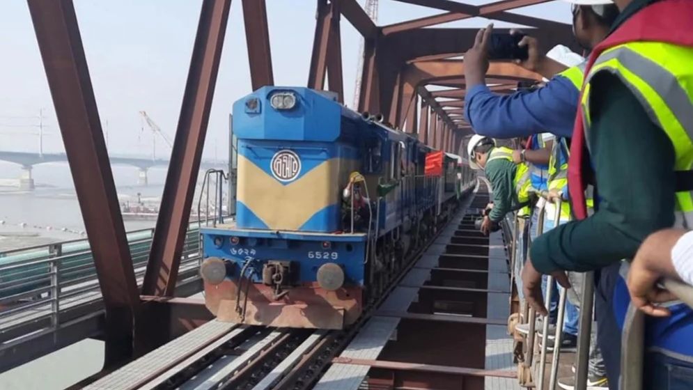 যমুনা রেল সেতু দিয়ে যাত্রীবাহী ট্রেন চলাচল শুরু