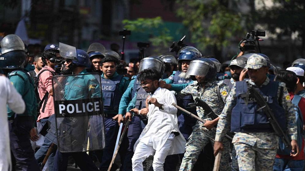 হিযবুত তাহরীরের মিছিল থেকে আটক কয়েকজন